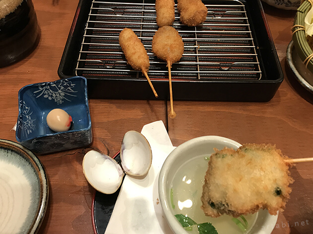 ゆったりとお座敷でハマグリの串カツを食べる